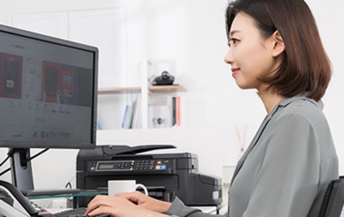 최신 컴퓨터로 빠른 작업이 가능한 강의실!